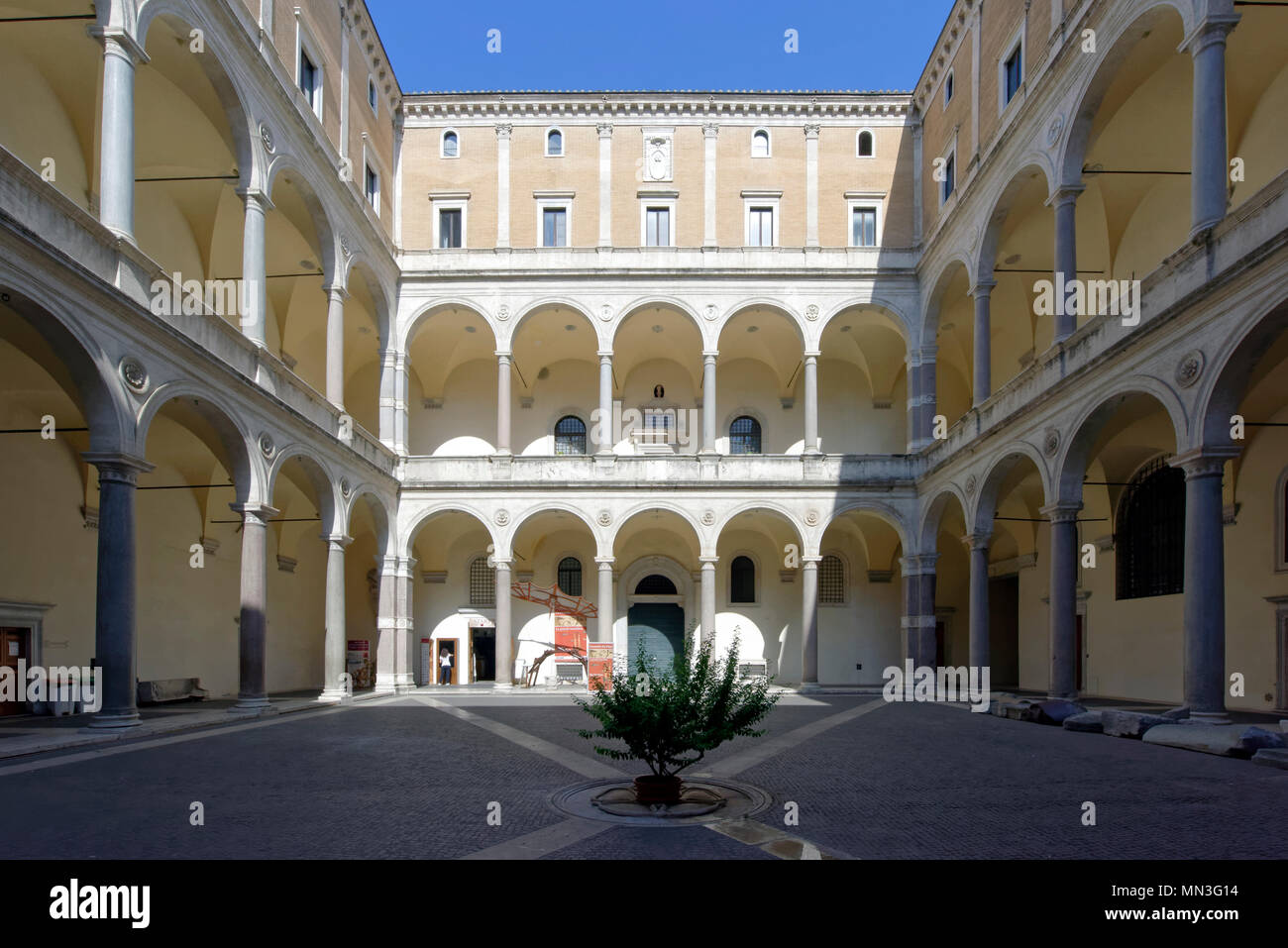 Das 15. Jahrhundert Palazzo Della Cancelleria (Palast der Kanzlei), Rom, Italien. Der Innenhof ist mit 40 liniert - vier ägyptischen Granit col Stockfoto