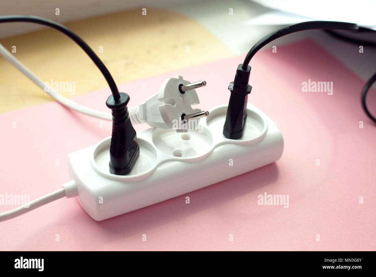 Minimalkonzept, unplugged Netzkabel, UNORDENTLICHEN von elektrischen Kabeln und Leitungen nicht angeschlossene elektrische Steckdosenleiste oder mit Kabelsalat Stockfoto