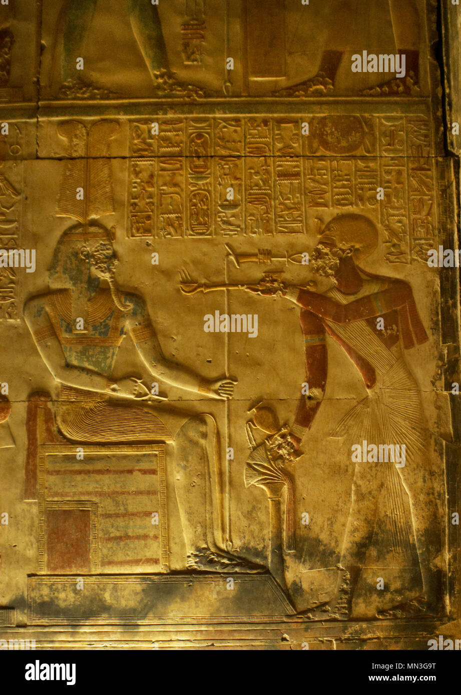 Ägypten. Abydos. Tempel von Seti I. Neuen Reich. 19. Dynastie. Relief mit original polychrome. Der Pharao die Darbringung des Weihrauchs, bevor ein Gott. 1292-1189 v. Chr. Stockfoto