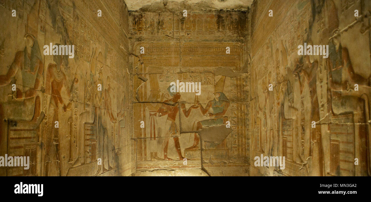 Ägypten. Abydos. Tempel von Seti I. Neuen Reich. 19. Dynastie. Relief mit original polychrome. Der Pharao Opfergaben zu verschiedenen Gottheiten. 1292-1189 v. Chr.. Stockfoto