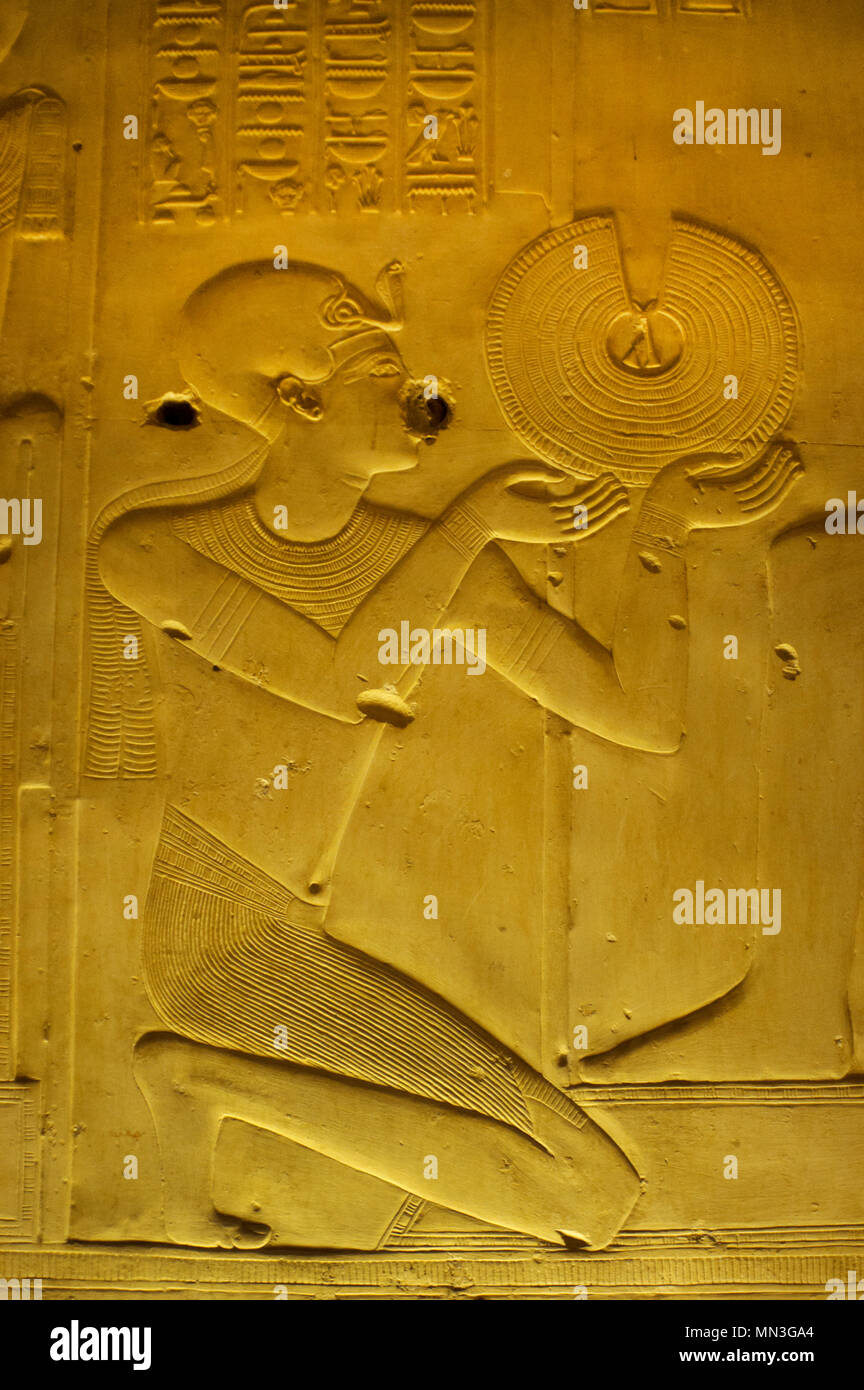 Ägypten. Abydos. Tempel von Seti I. Neuen Reich. 19. Dynastie. Der Pharao ein Angebot von Gold Halskette. 1292-1189 v. Chr.. Stockfoto
