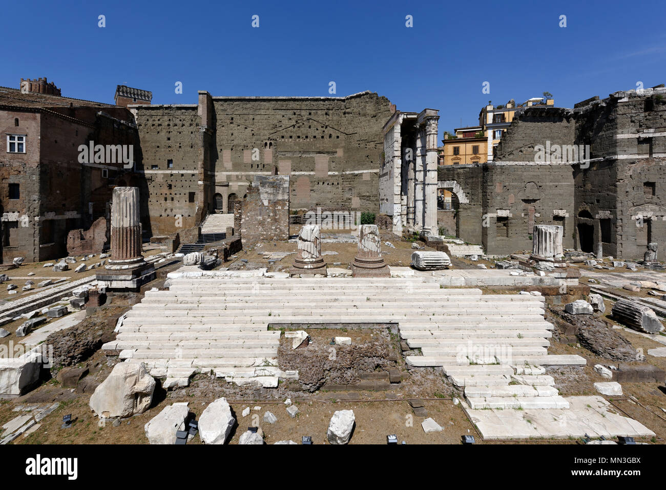 Die Ruinen der Tempel des Mars in das Forum des Augustus, Rom, Italien. Der Tempel wurde gebaut, Augustus Sieg über Caesars Mörder Bru zu gedenken. Stockfoto