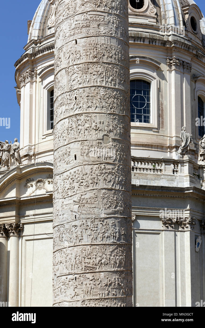 Ansicht schließen der skulpturalen Kunst Detail des Trajan Spalte im Forum der römischen Kaiser Trajan, Rom, Italien. Die frei stehende und Marmor Trajan Co Stockfoto