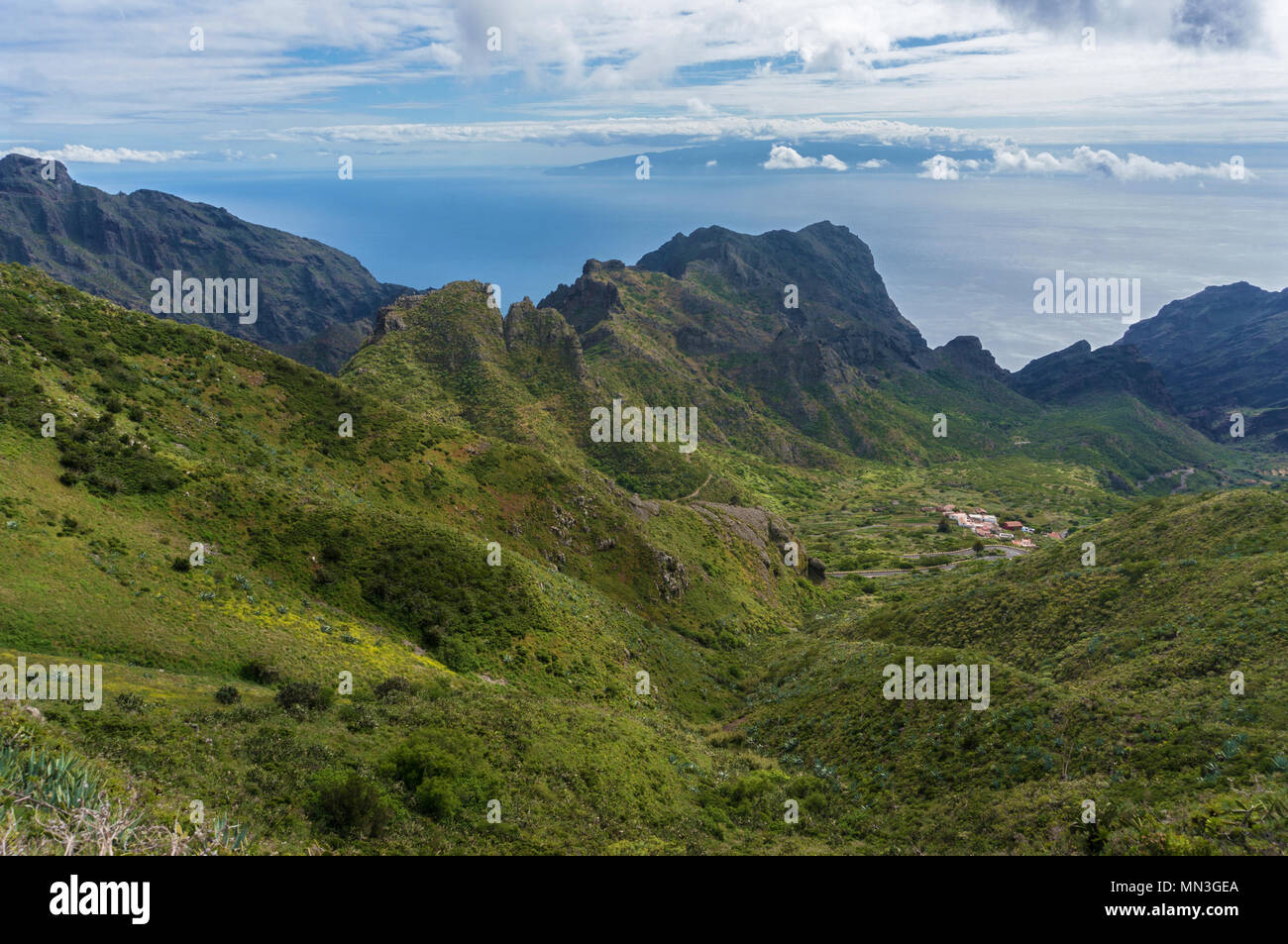 Hügelige Landschaft mit Blick auf das Meer im Hintergrund Stockfoto