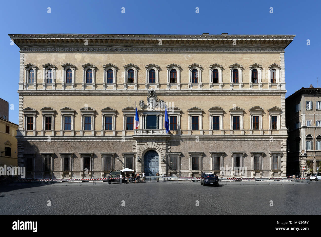 Der Palazzo Farnese, die Heimat der Französischen Botschaft an der Piazza Farnese, Rom, Italien. Der Palazzo Farnese ist weithin als der schönste Stockfoto