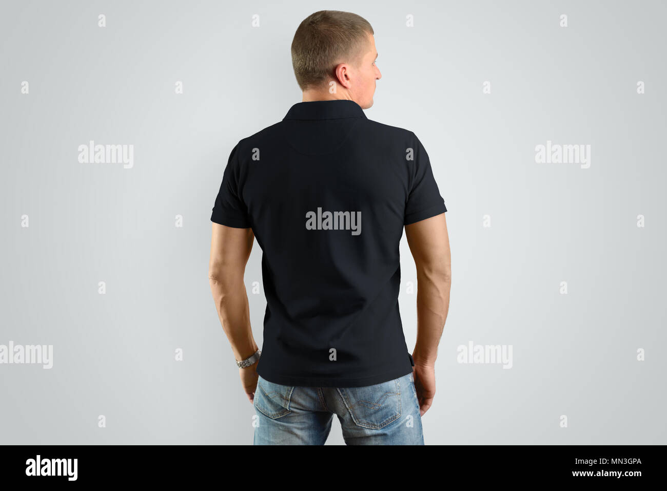 Zurück Mockup schwarz Poloshirt auf ein männliches Modell für ein Beispiel. Der Mensch isoliert auf grauen Hintergrund. Stockfoto