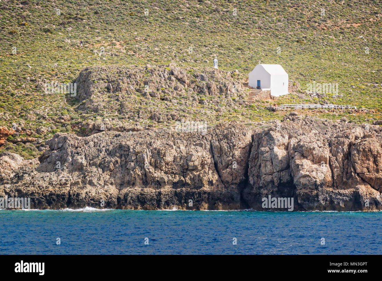 Weiße Kapelle am Meer in der Nähe der Ortschaft Chora Skafion in Kreta, Griechenland Stockfoto