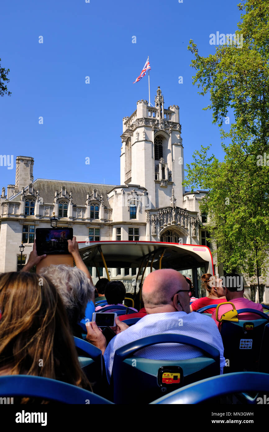 Der Oberste Gerichtshof der Vereinigten Königreich in London, England. Das Gericht ist an der Middlesex Guildhall am Parliament Square. Aus einem oben offenen Tour Bus genommen. Stockfoto Der Oberste Gerichtshof der Vereinigten Königreich in London, England. Das Gericht ist an der Middlesex Guildhall am Parliament Square. Aus einem oben offenen Tour Bus genommen. Stockfoto
