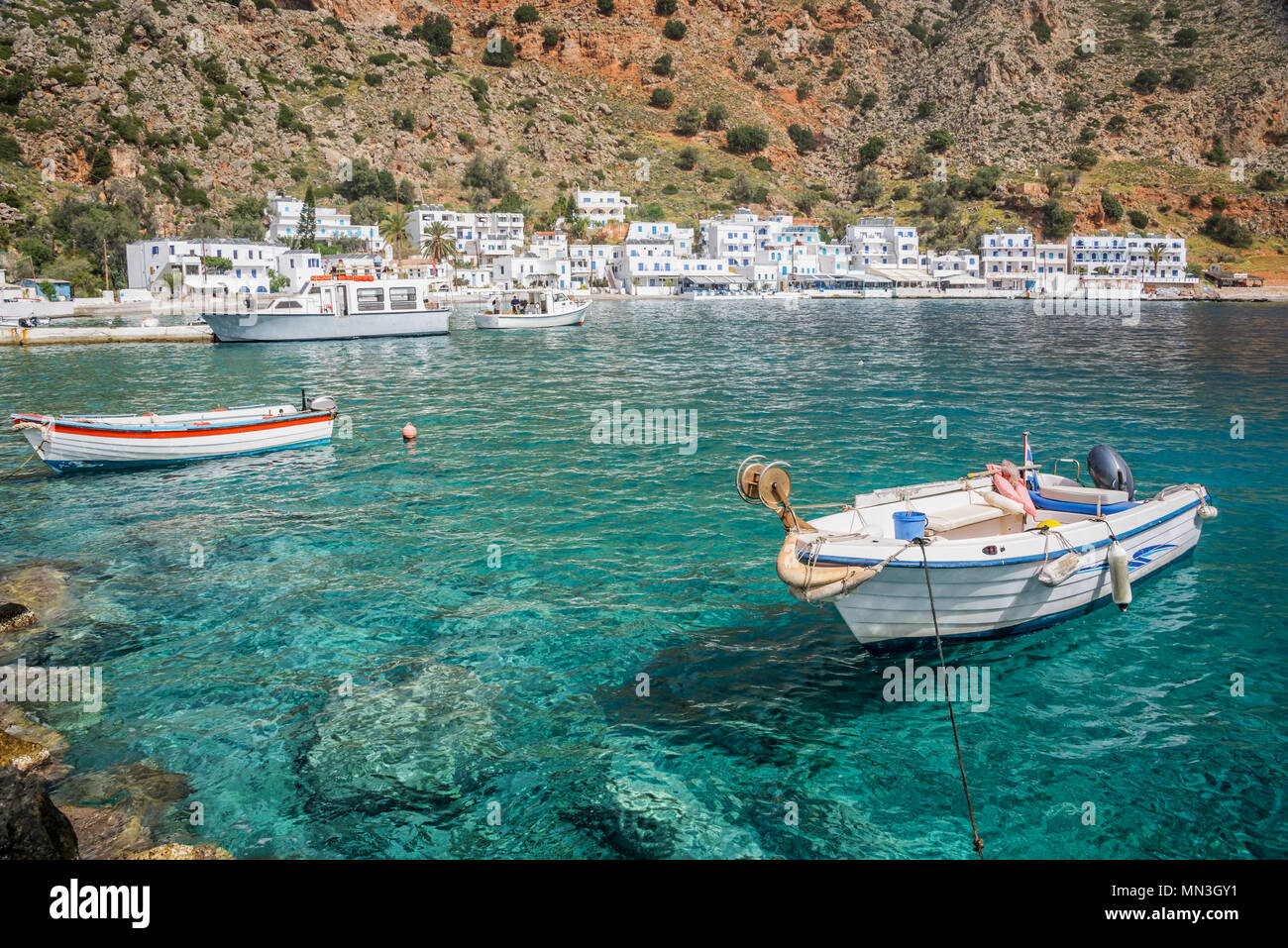 Fischerboote und das malerische Dorf Loutro in Kreta, Griechenland Stockfoto