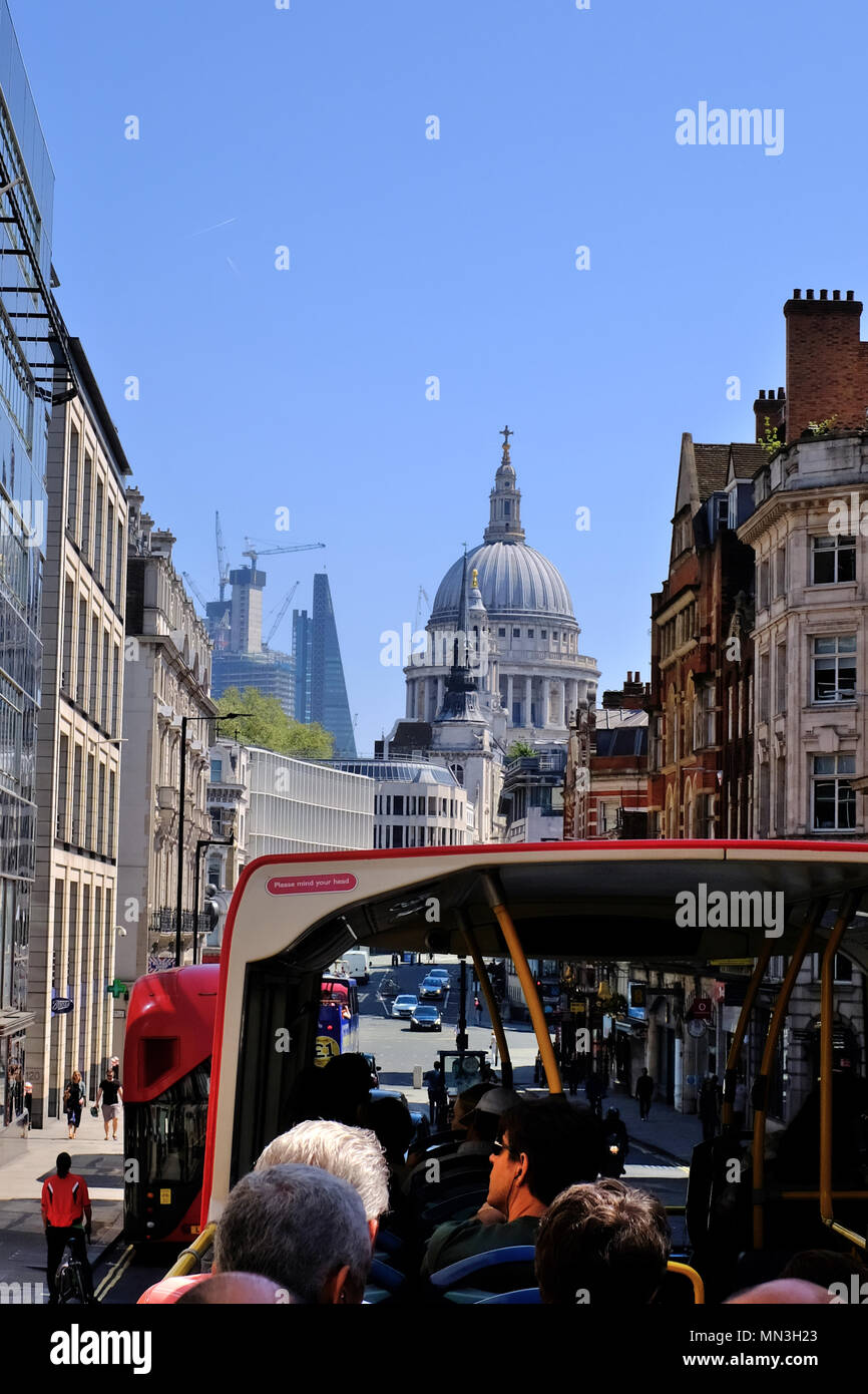 Ein Blick auf die St. Pauls Kathedrale aus einem oben offenen Seufzer sehen Bus auf Fleet Street - London Stockfoto