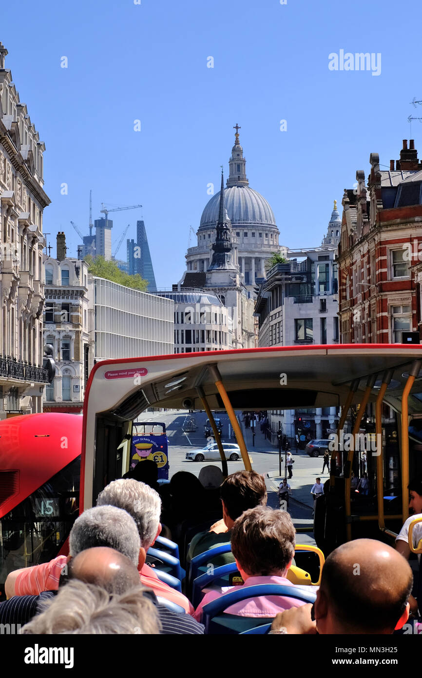 Ein Blick auf die St. Pauls Kathedrale aus einem oben offenen Seufzer sehen Bus auf Fleet Street - London Stockfoto