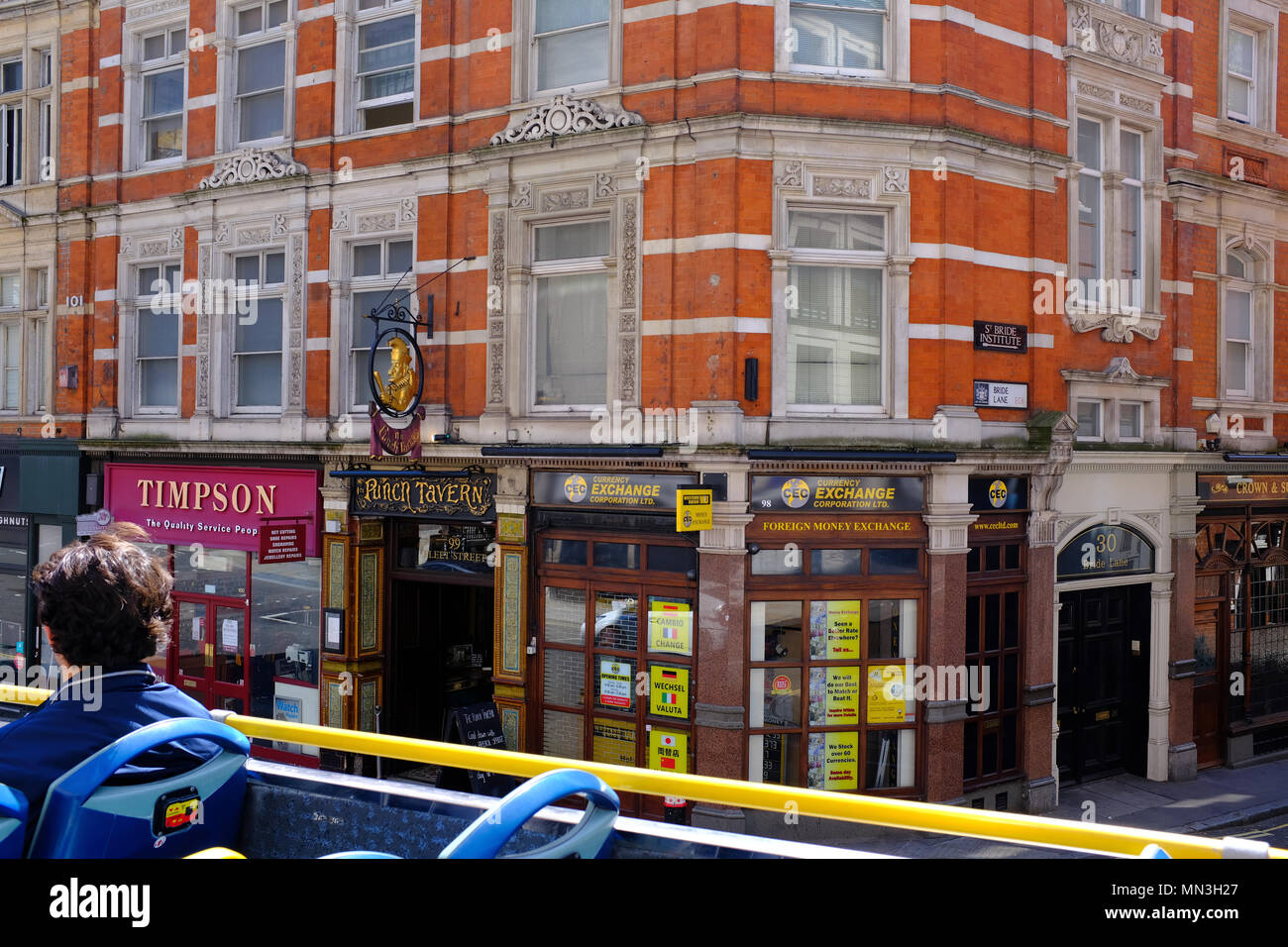 Blick aus einem oben offenen Sightseeing Bus auf Fleet Street - London. Vorbei an Braut Lane. Stockfoto