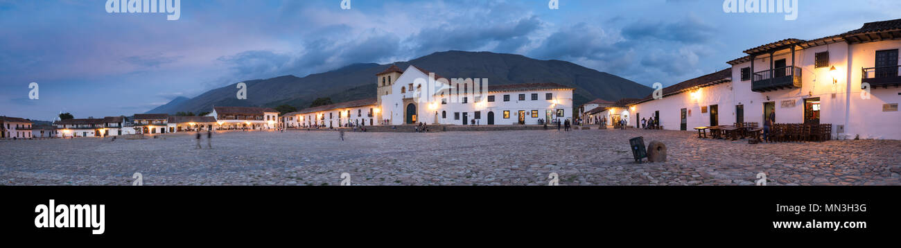 Plaza Mayor in der Dämmerung, Villa de Leyva, Boyacá, Kolumbien Stockfoto