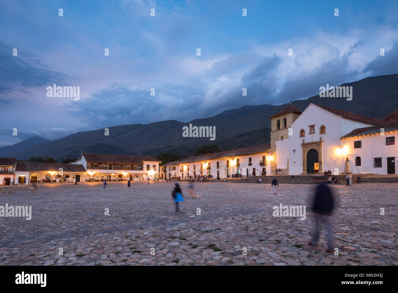 Plaza Mayor in der Dämmerung, Villa de Leyva, Boyacá, Kolumbien, Südamerika Stockfoto