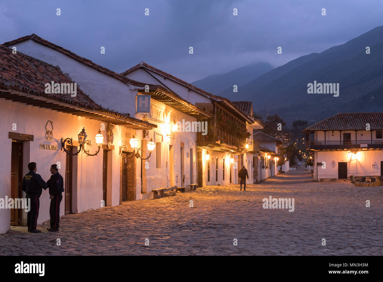 Zwei Sicherheitsleute in Plaza Mayor in der Morgendämmerung, Villa de Leyva, Boyacá, Kolumbien Stockfoto Zwei Sicherheitsleute in Plaza Mayor in der Morgendämmerung, Villa de Leyva, Boyacá, Kolumbien Stockfoto
