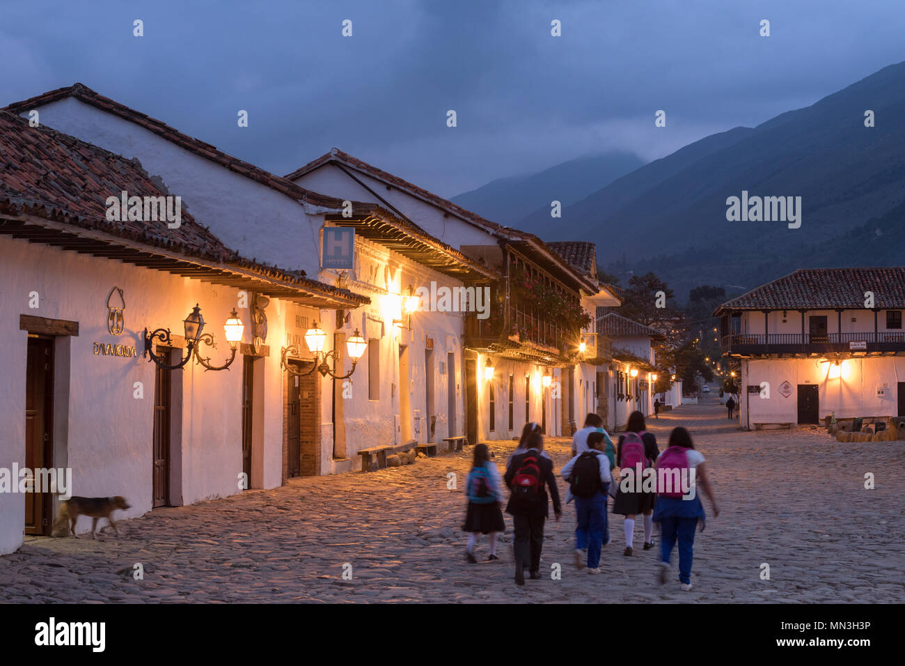 Die Schule laufen, Plaza Mayor in der Morgendämmerung, Villa de Leyva, Boyacá, Kolumbien Stockfoto Die Schule laufen, Plaza Mayor in der Morgendämmerung, Villa de Leyva, Boyacá, Kolumbien Stockfoto