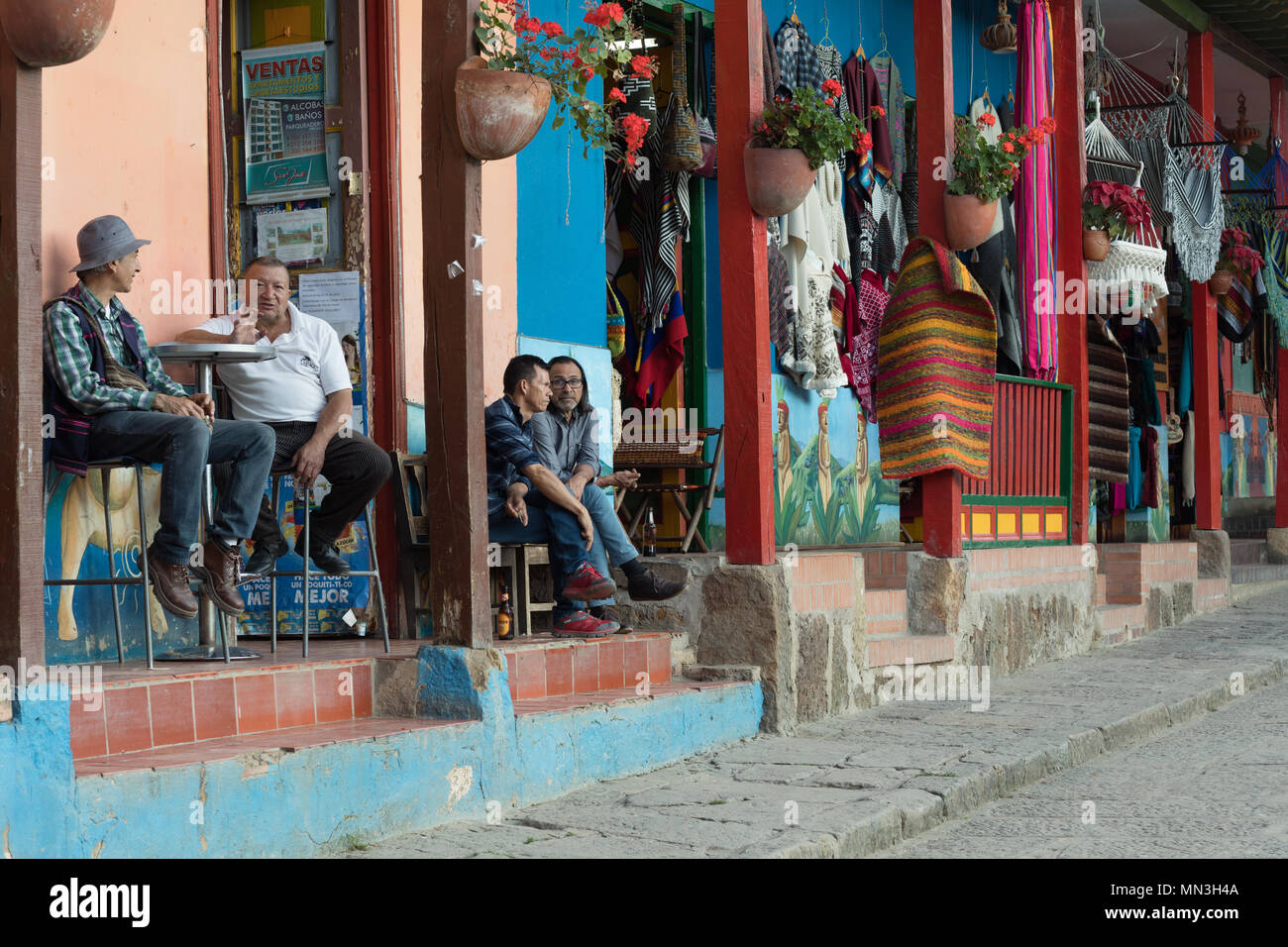 Die Einheimischen vor einer Bar in Raquira, Boyaca, Kolumbien Stockfoto Die Einheimischen vor einer Bar in Raquira, Boyaca, Kolumbien Stockfoto