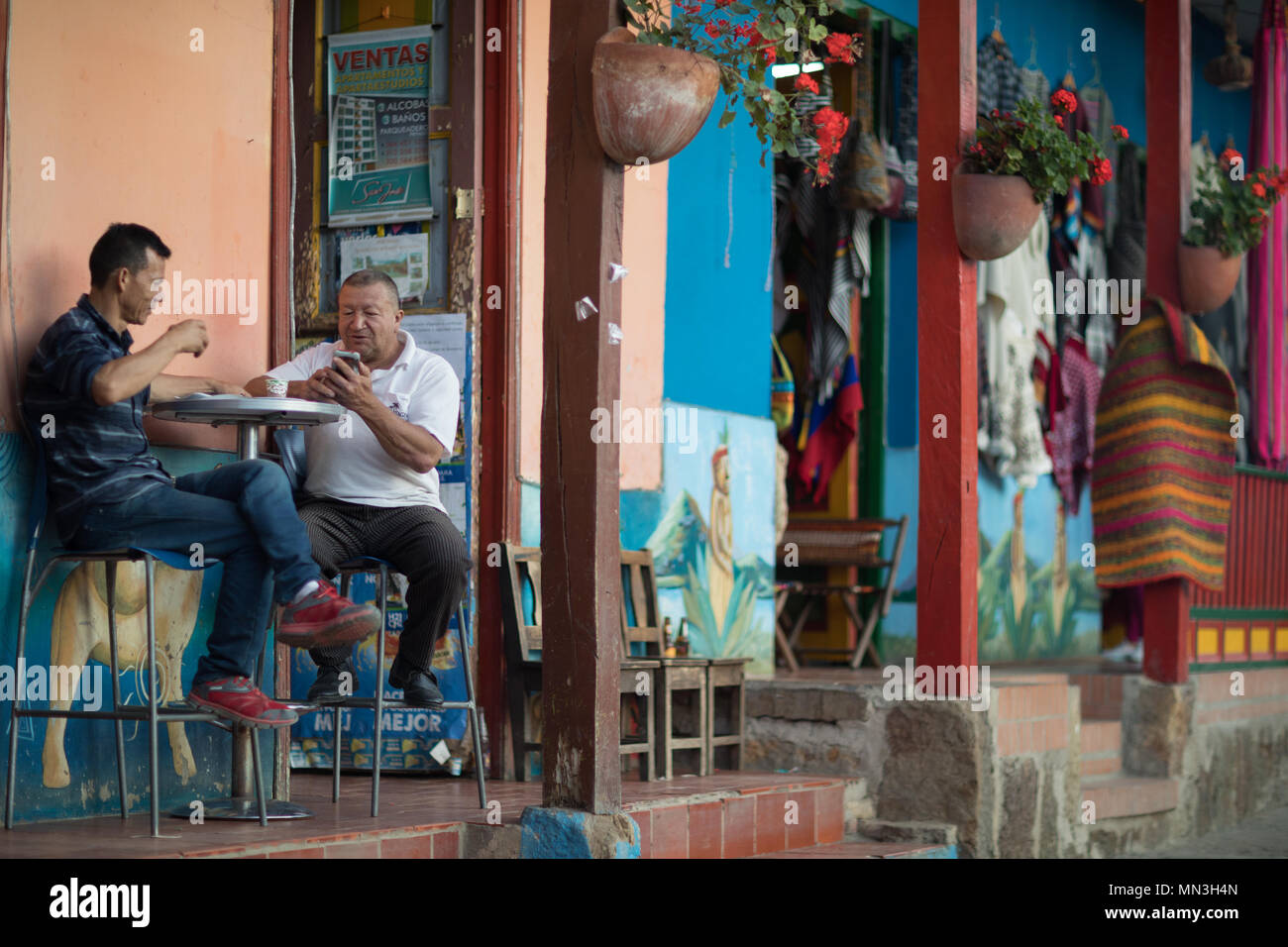 Die Einheimischen vor einer Bar in Raquira, Boyaca, Kolumbien, Südamerika Stockfoto