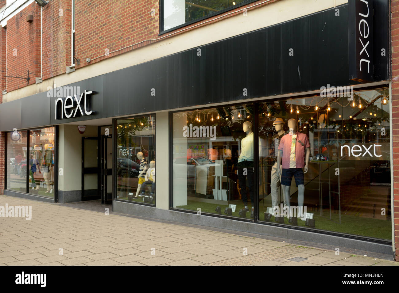 Nächsten Shop, der beliebten Hauptstraße Kleidung Kette ohne Menschen, in Stevenage, Hertfordshire, England Stockfoto