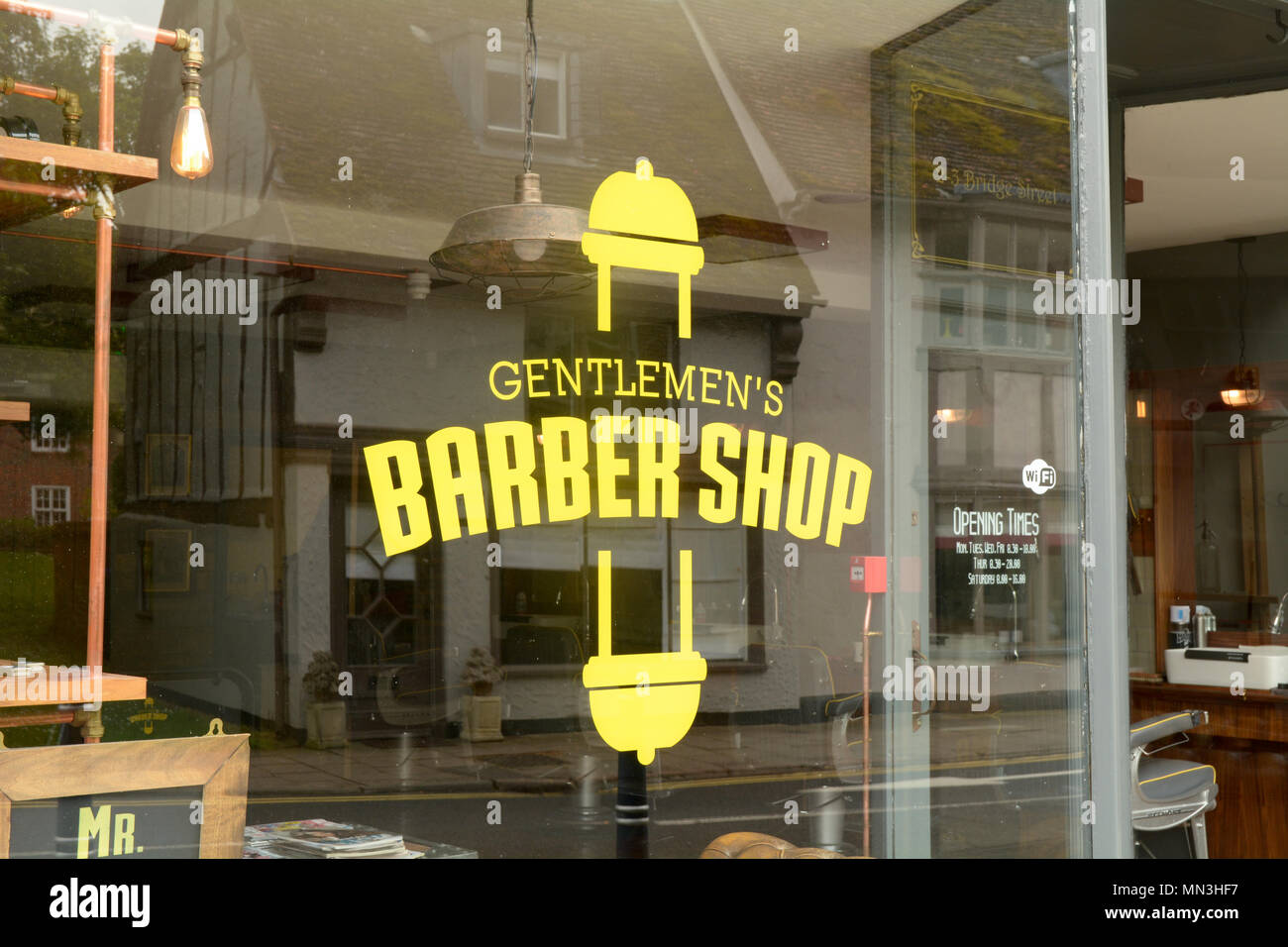 Herren Friseur gelb Schablone Aufkleber am Fenster der Friseure Shop. Diese Arten von Unternehmen haben bis im Jahr 2018 alle über dem Vereinigten Königreich entsprungen Stockfoto