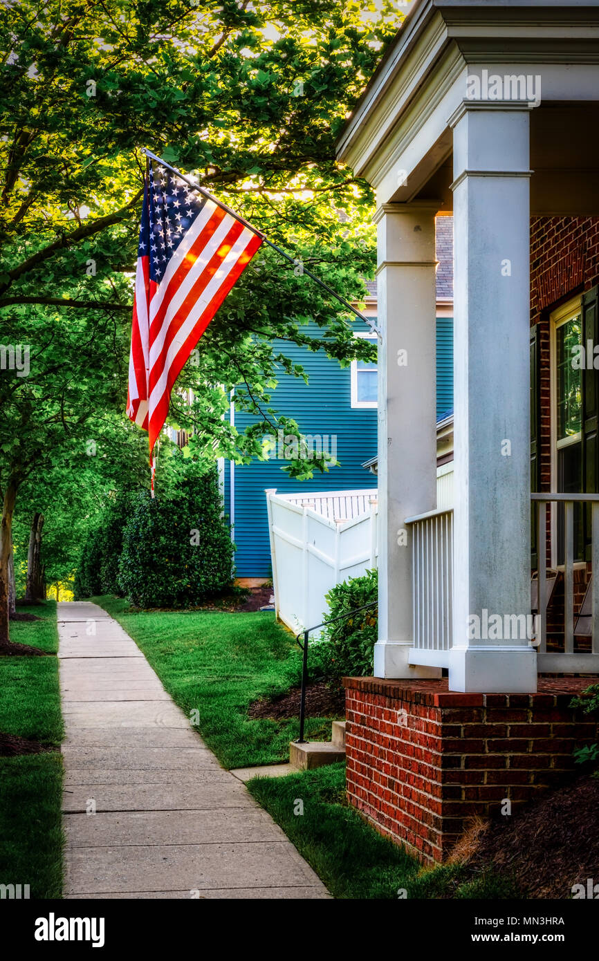 Amerikanische Flagge hängen an der vorderen Tür bei Sonnenaufgang in der Nähe von Fort Belvoir, Virginia. Stockfoto