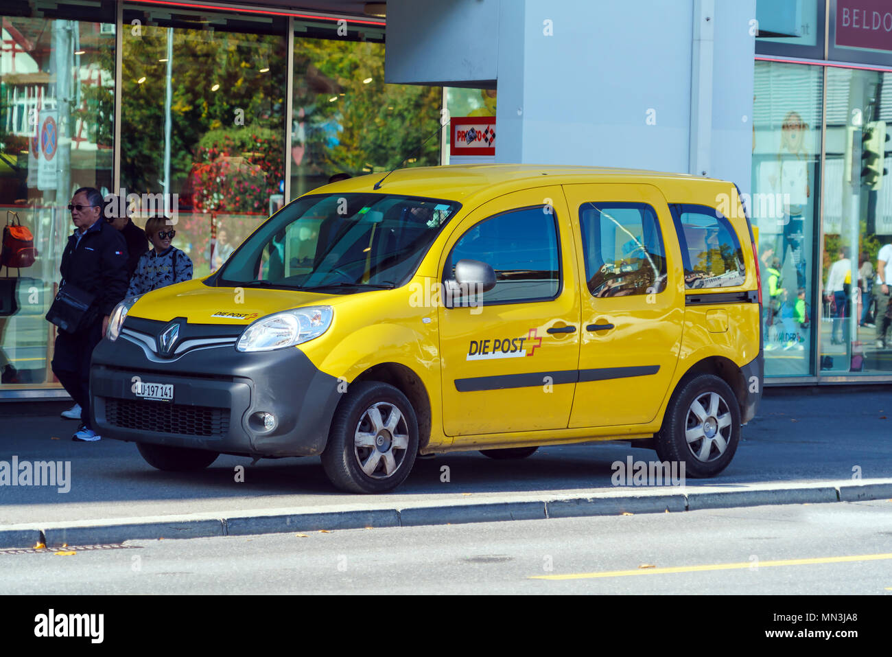 Luzern, Schweiz - Oktober 19, 2017: Gelb Renault Auto für die Bedürfnisse  der Post der Stadt Stockfotografie - Alamy