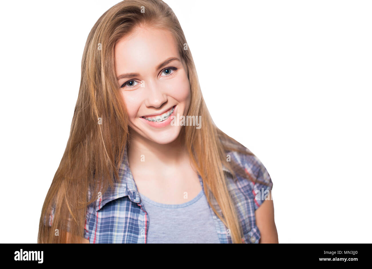 Schöne junge blondie Mädchen ihren Zahnspangen isoliert auf weißem angezeigt Stockfoto