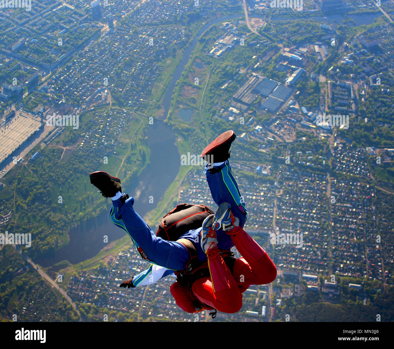 Tandem Fallschirmsprung aus einem Flugzeug zu springen. Freier Fall Stockfoto