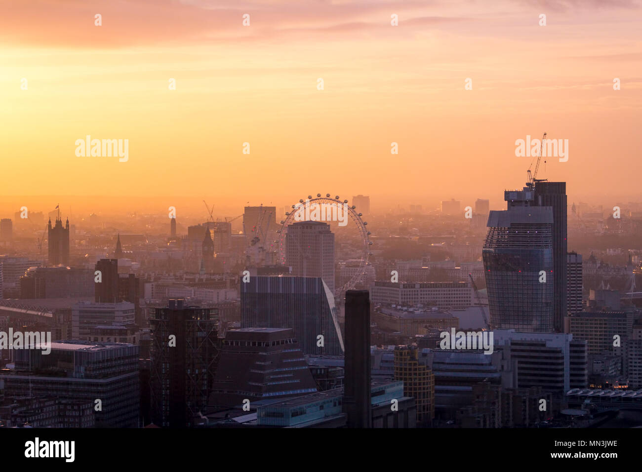 London Skyline der Stadt. Ein Stadtbild bei Sonnenuntergang. Trotz der verträumte Blick, London leidet unter hohen Luftverschmutzung, Auswirkungen auf die Gesundheit von vielen. Stockfoto