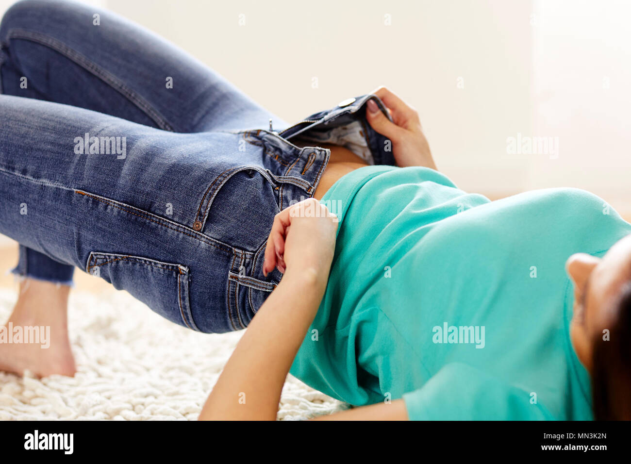 Mädchen ziehen sich eng montiert Jeans Stockfoto