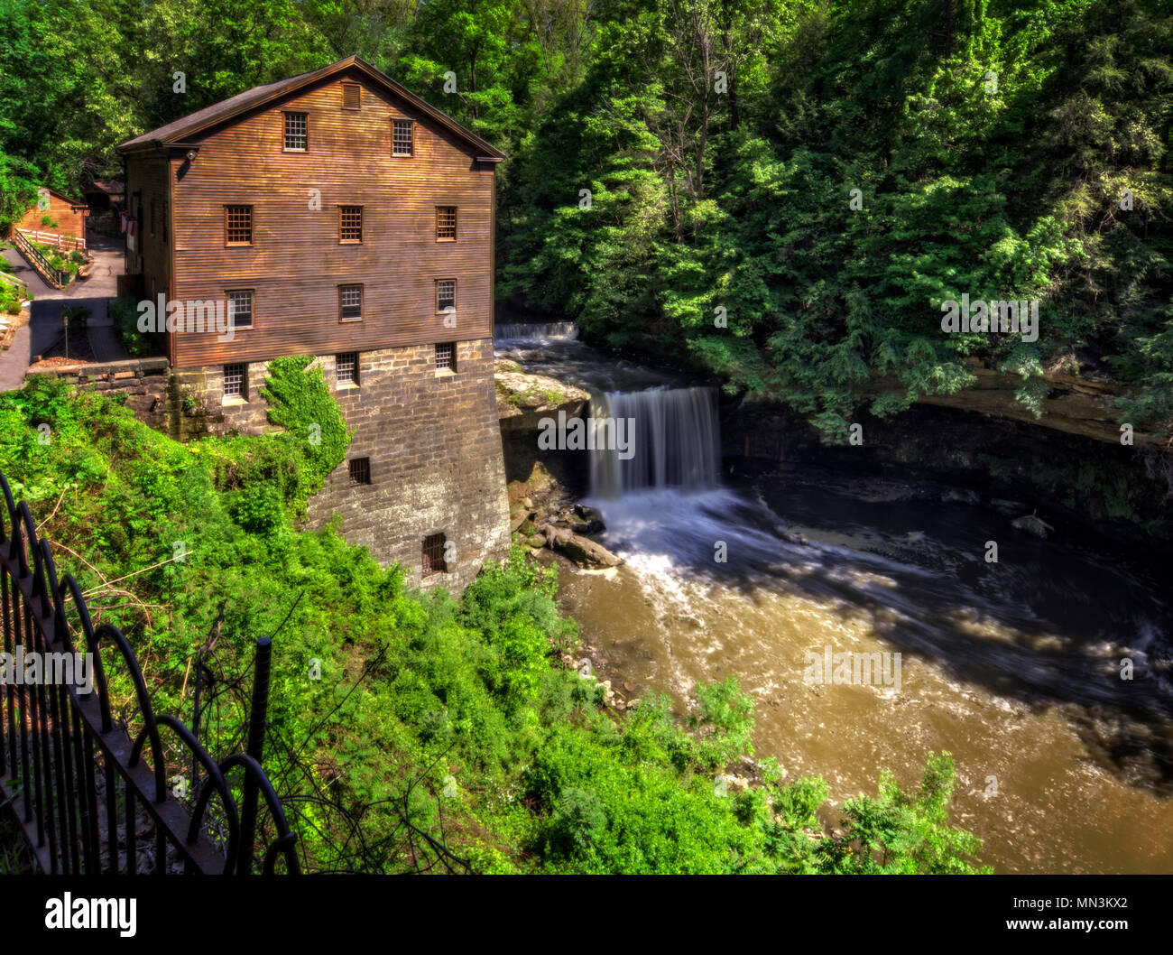 Die Altstadt von lanterman Mühle in Mill Creek Park in Youngstown Ohio. 1845 gebaut und restauriert in 1982-1985. Die Mühle arbeitet noch heute. Stockfoto