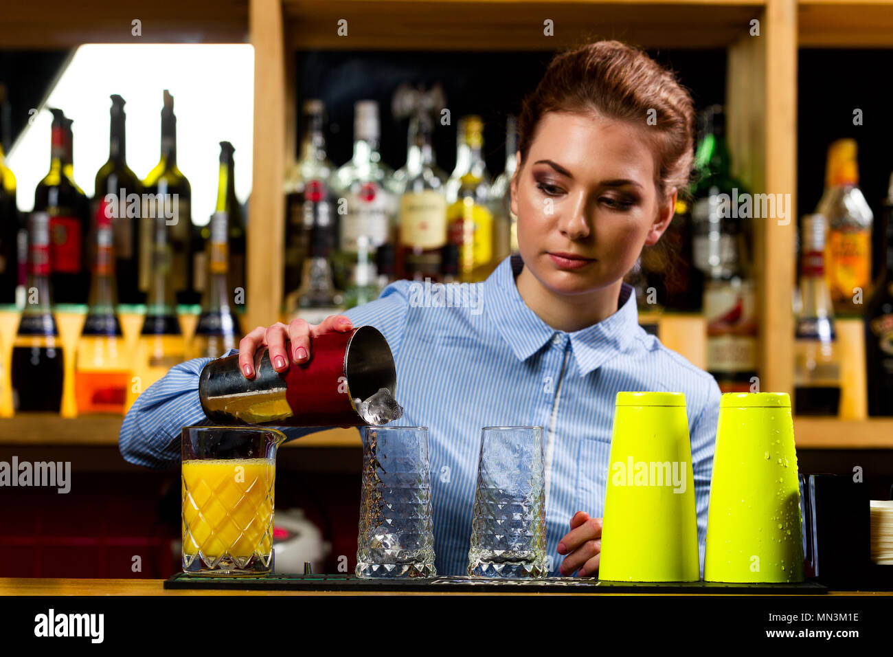 Der Barkeeper in der Bar an der Bar Cocktails vorbereitet Stockfoto