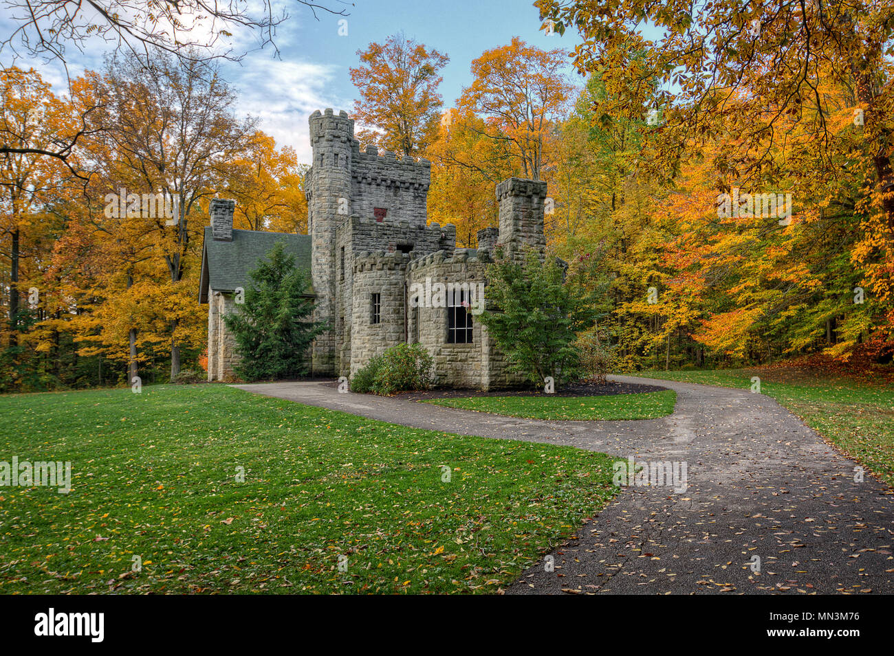 Der Squire Castle ist ein Oberteil eines Gebäudes im Norden Verdruß Reservierung der Cleveland Metroparks in Willoughby Hügeln, Ohio entfernt. Stockfoto