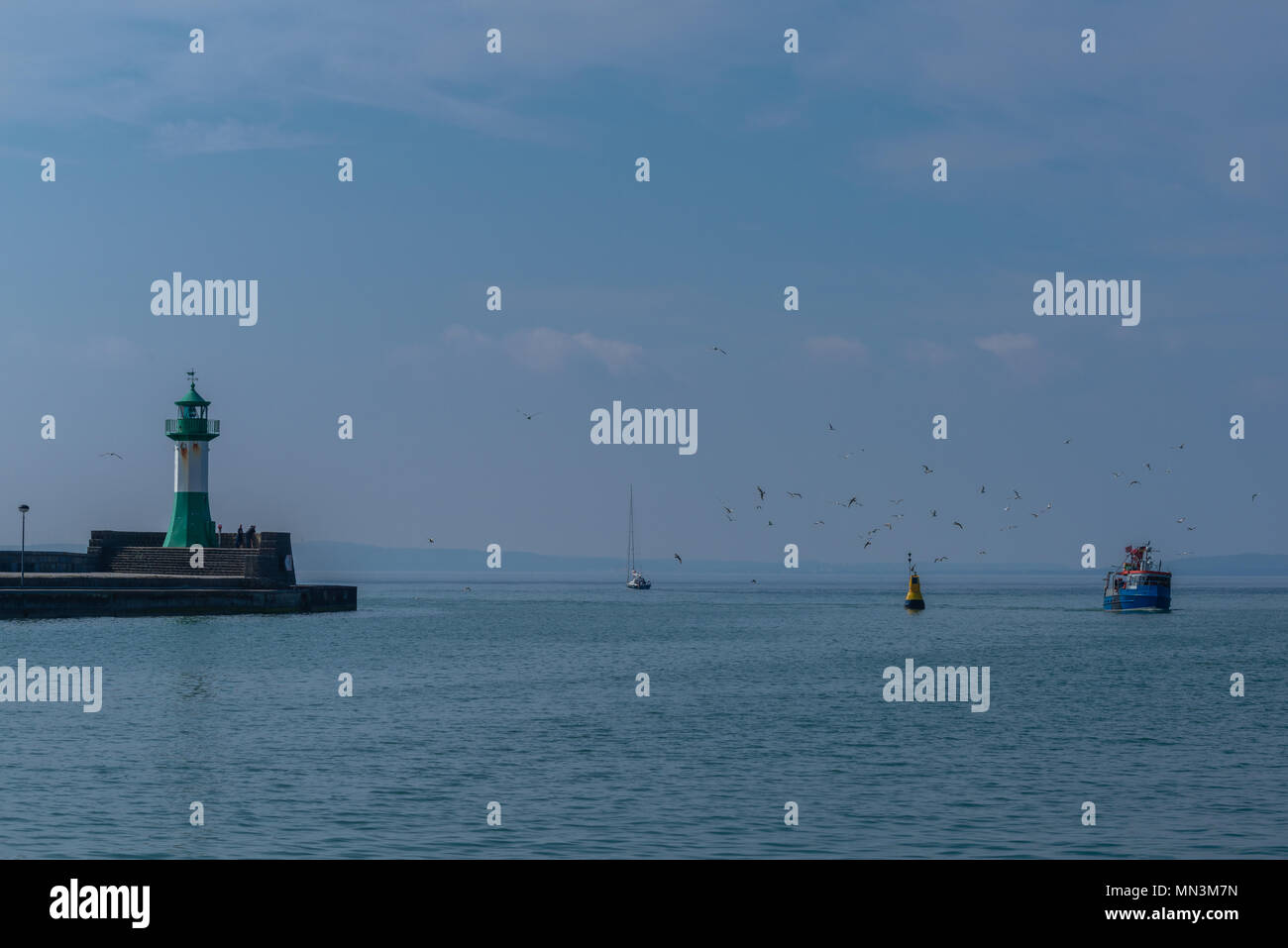 Der Hafen von Sassnitz, Pier mit Leuchtturm, Insel Rügen, Ostsee, Mecklenburg-Vorpommern, Deutschland, Europa Stockfoto