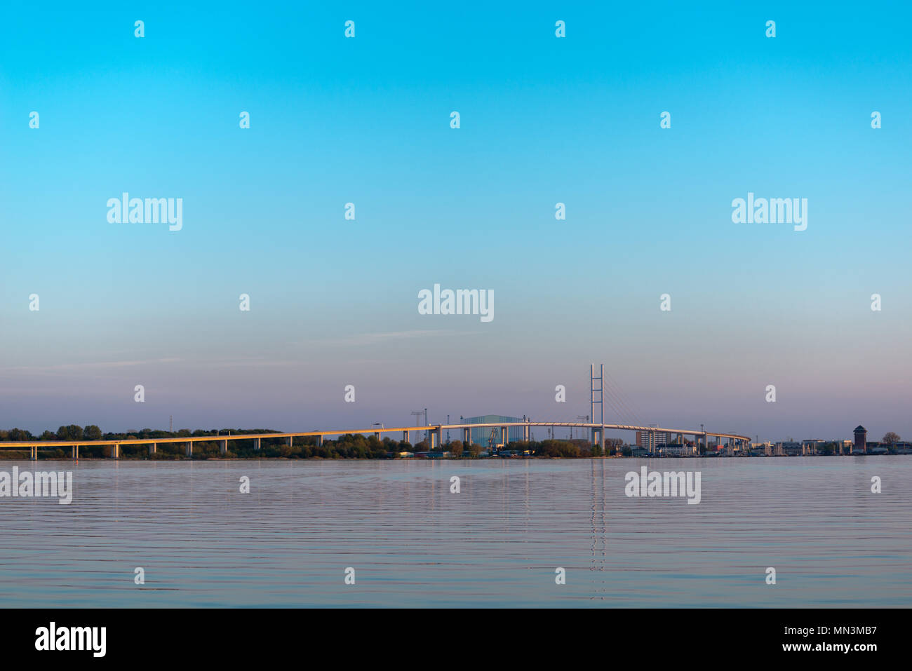 Blick von Altefähr auf der Insel Rügen und der Stadt Stralsund, Ostsee, Mecklenburg-Vorpommern, Deutschland, Europa Stockfoto