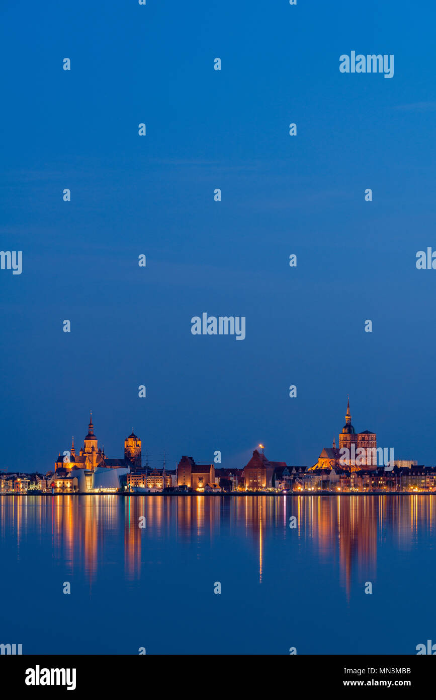 Blick von Altefähr auf der Insel Rügen und der Stadt Stralsund, Ostsee, Mecklenburg-Vorpommern, Deutschland, Europa Stockfoto