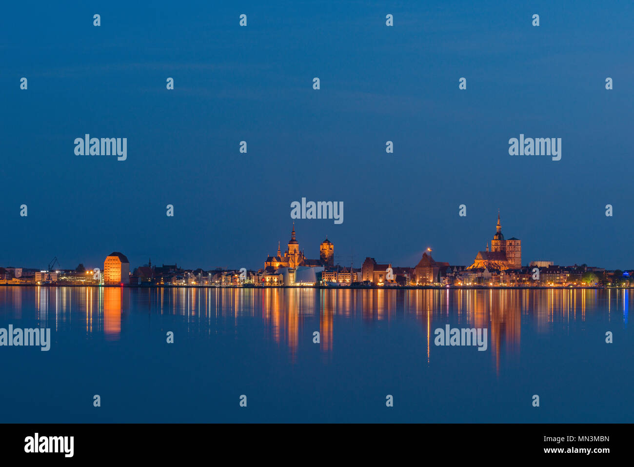 Blick von Altefähr auf der Insel Rügen und der Stadt Stralsund, Ostsee, Mecklenburg-Vorpommern, Deutschland, Europa Stockfoto