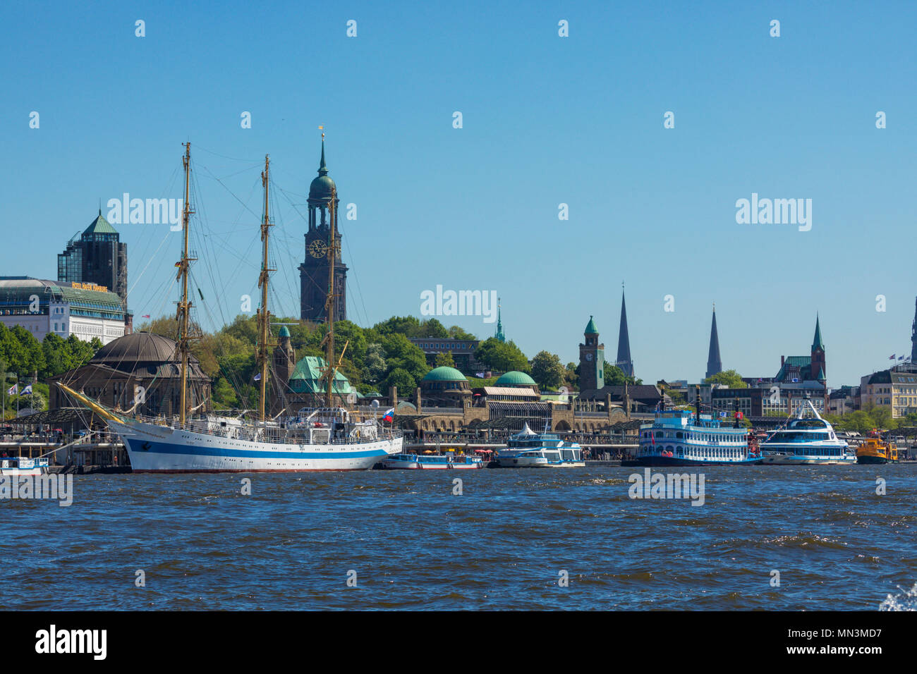 Waterfront von Hamburg mit St. Pauli Landungsbrücken, St. Michaels Kirche, alte Elbtunnel, russische Segelschiff MIR und touristischen Boote Stockfoto