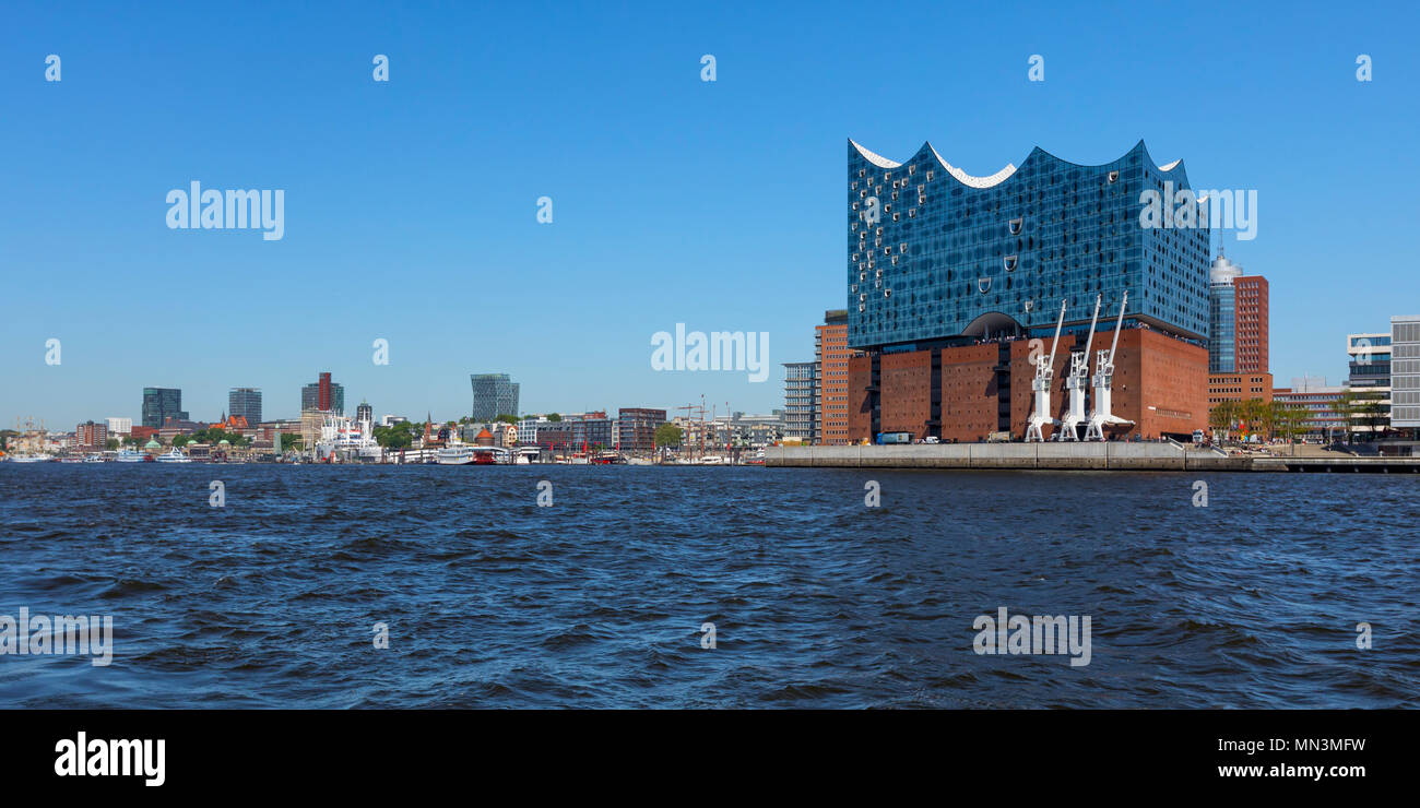 Panoramablick auf Hamburg Waterfront mit Elbphilharmonie im Vordergrund Stockfoto