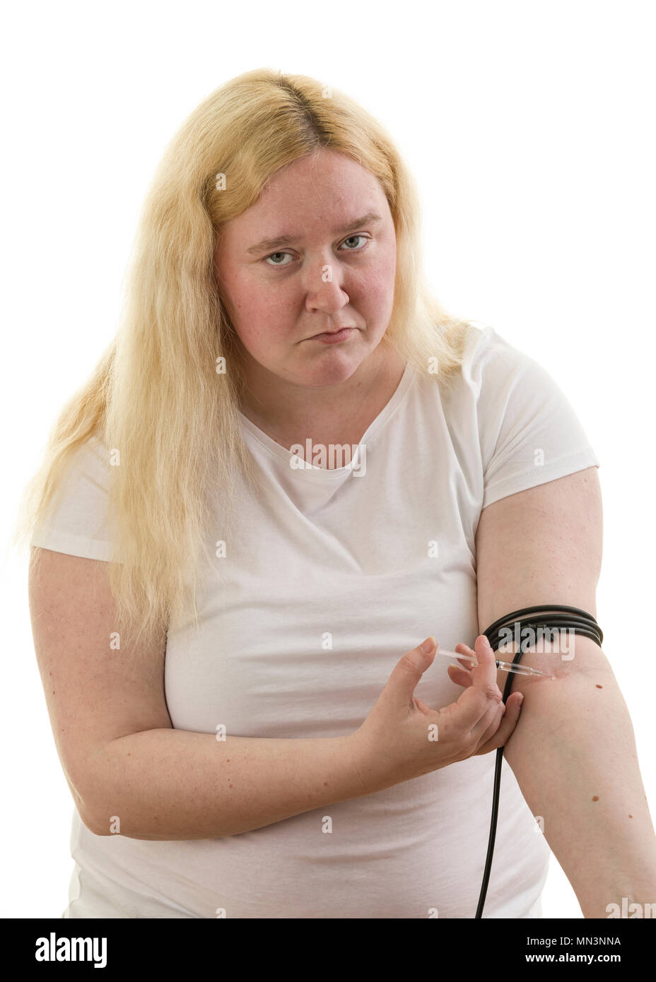 Junge kaukasier blond weiblich Frau gefesselt Arm mit Kautschukband und selbst injizieren in Arm mit Spritze auf weißem Hintergrund Model Release: Ja. Property Release: Nein. Stockfoto