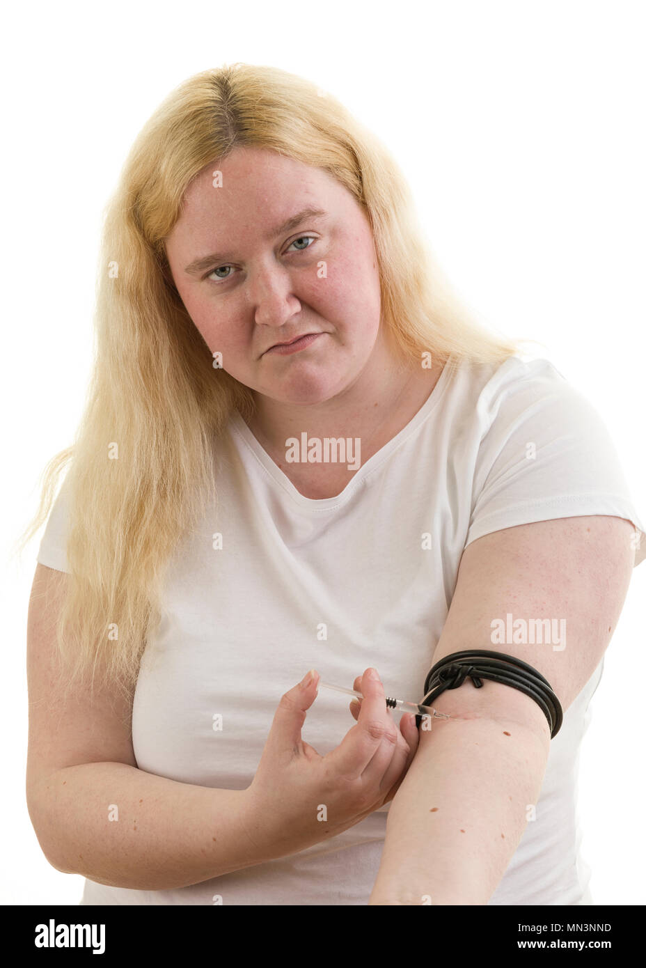 Junge kaukasier blond weiblich Frau gefesselt Arm mit Kautschukband und selbst injizieren in Arm mit Spritze auf weißem Hintergrund Model Release: Ja. Property Release: Nein. Stockfoto