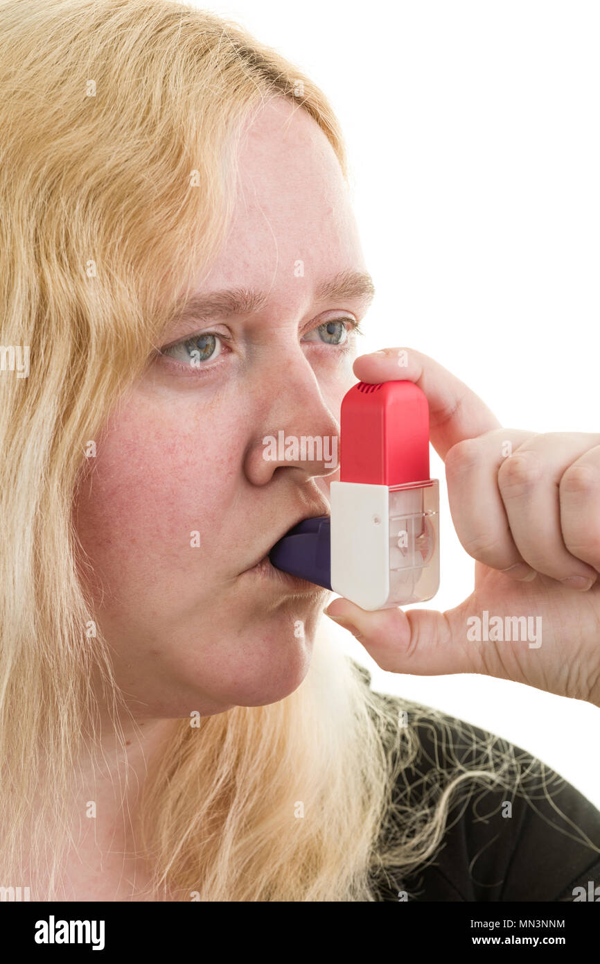 Junge kaukasier blond weiblich Frau mit Asthma Inhalator auf weißem Hintergrund Model Release: Ja. Property Release: Nein. Stockfoto