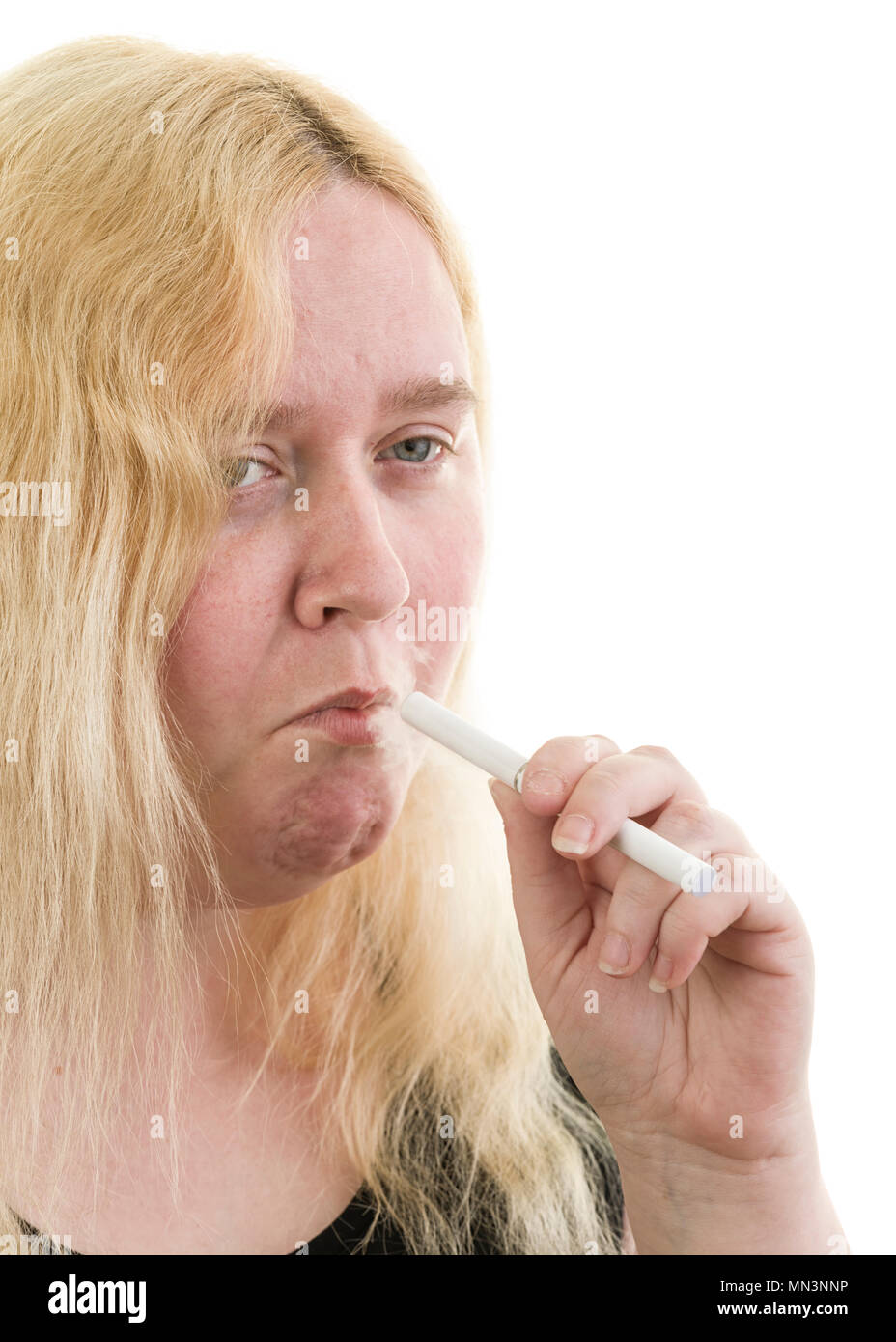 Junge kaukasier blond weiblich Frau mit Rauchen eine elektronische Zigarette auf weißem Hintergrund Model Release: Ja. Property Release: Nein. Stockfoto