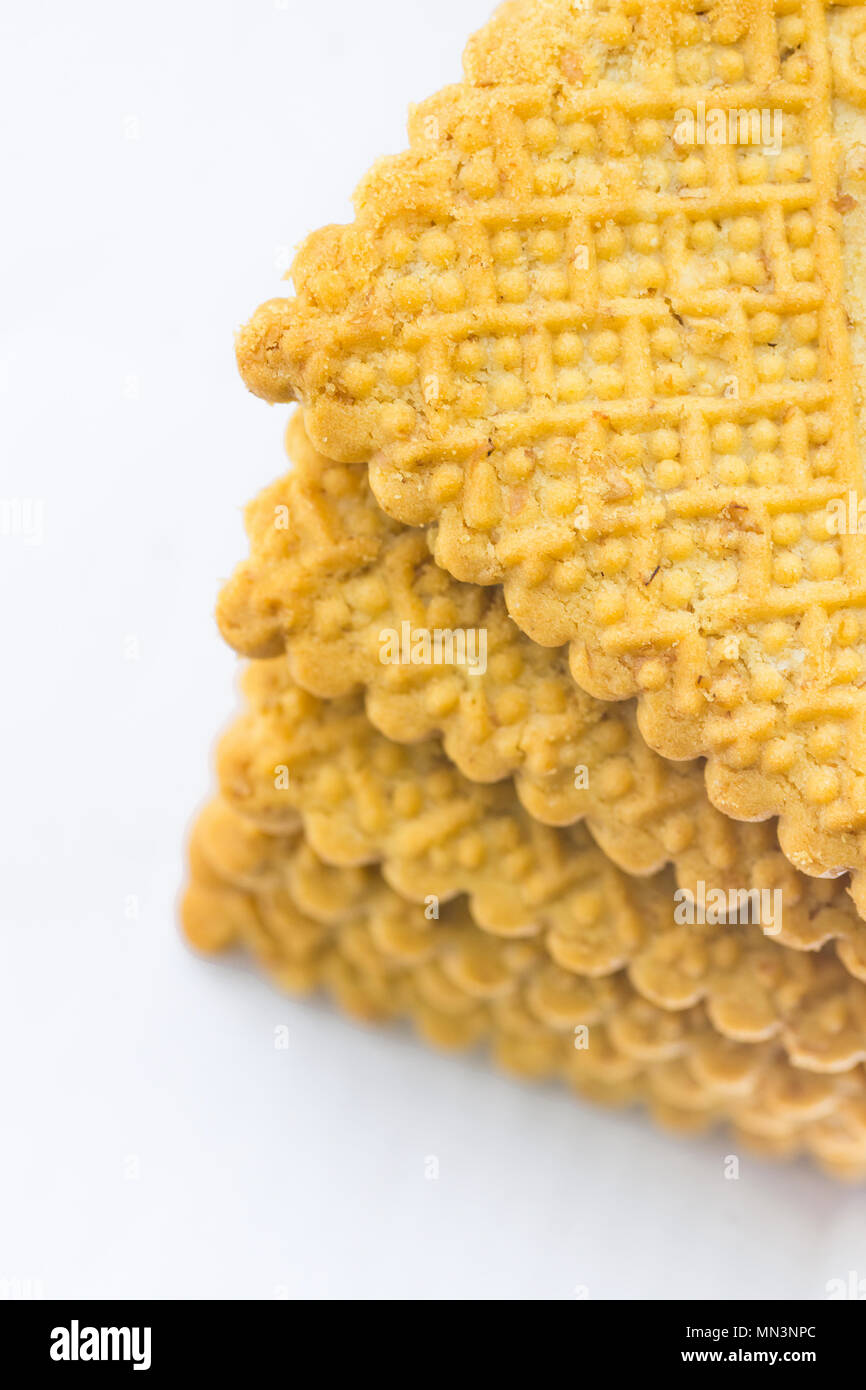 Stapel von selbst gebackenem Buttrige Haferflocken Shortbread Sugar Cookies. Geformte Gebäck. Weißer Hintergrund. Backen Konzept. Gebäck ungesunde Essgewohnheiten Gewicht Stockfoto
