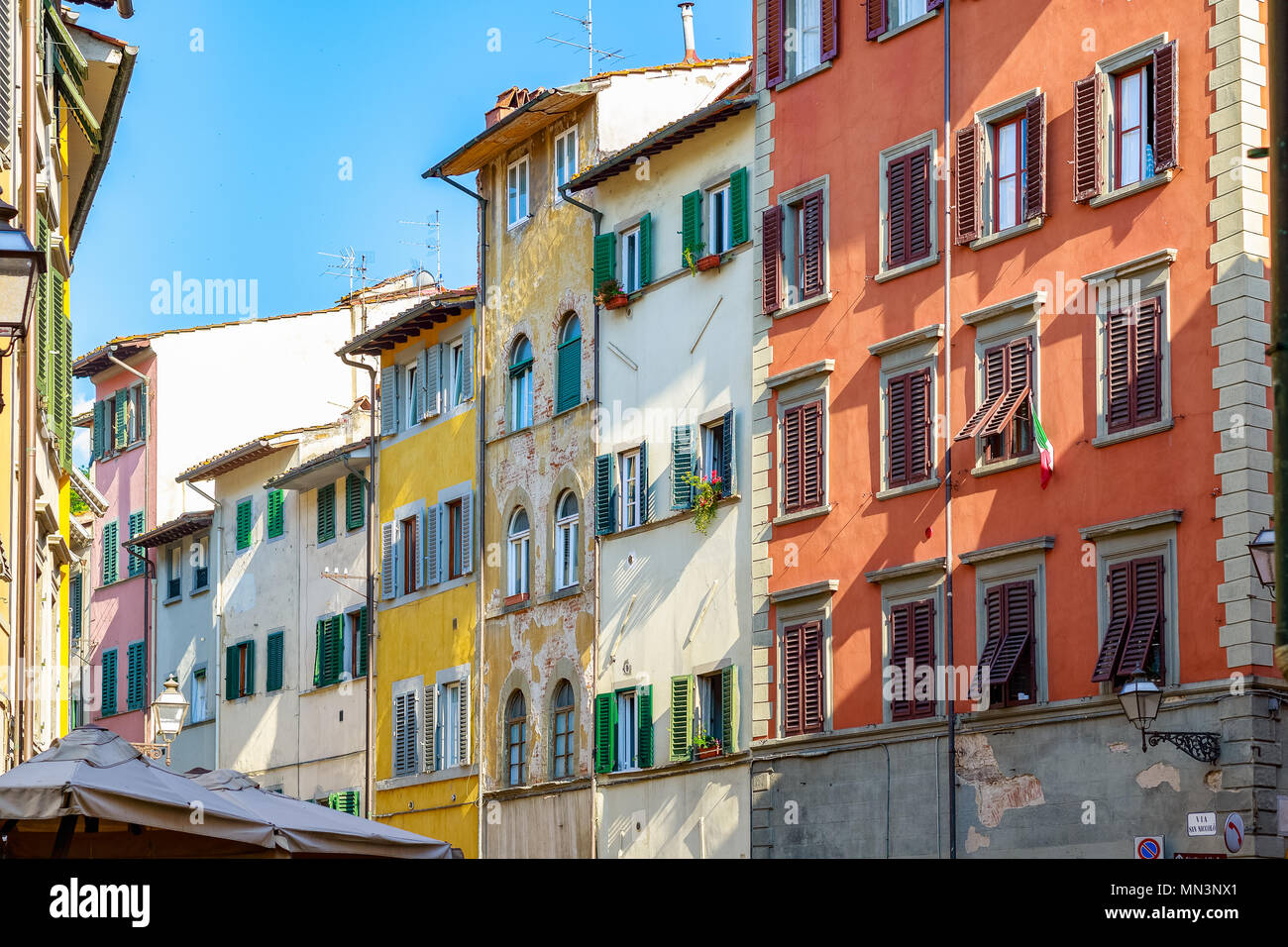 Fassade von Wohngebäuden in Florenz, Italien Stockfoto