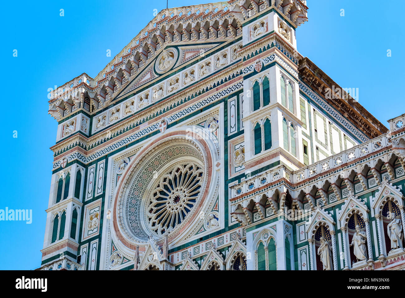 Fassade der Kathedrale Santa Maria del Fiore (Kathedrale der Heiligen Maria der Blume) in Florenz, Italien gegen einen wolkenlosen Himmel Stockfoto