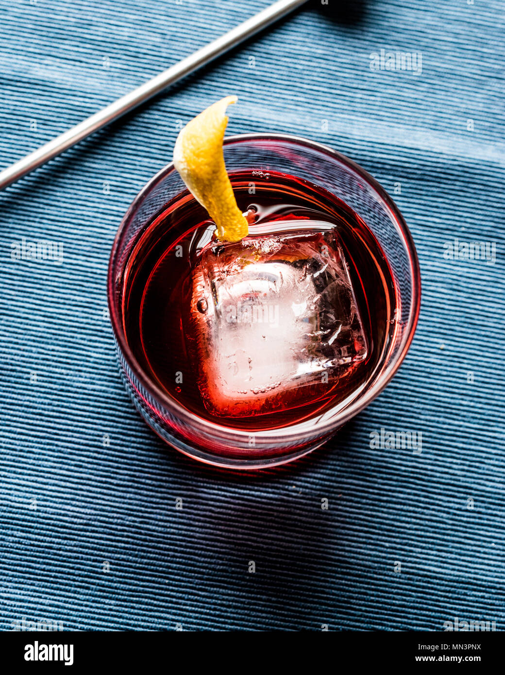 Negroni Cocktail mit Zitronenschale und Eis. Beverage Konzept. Stockfoto
