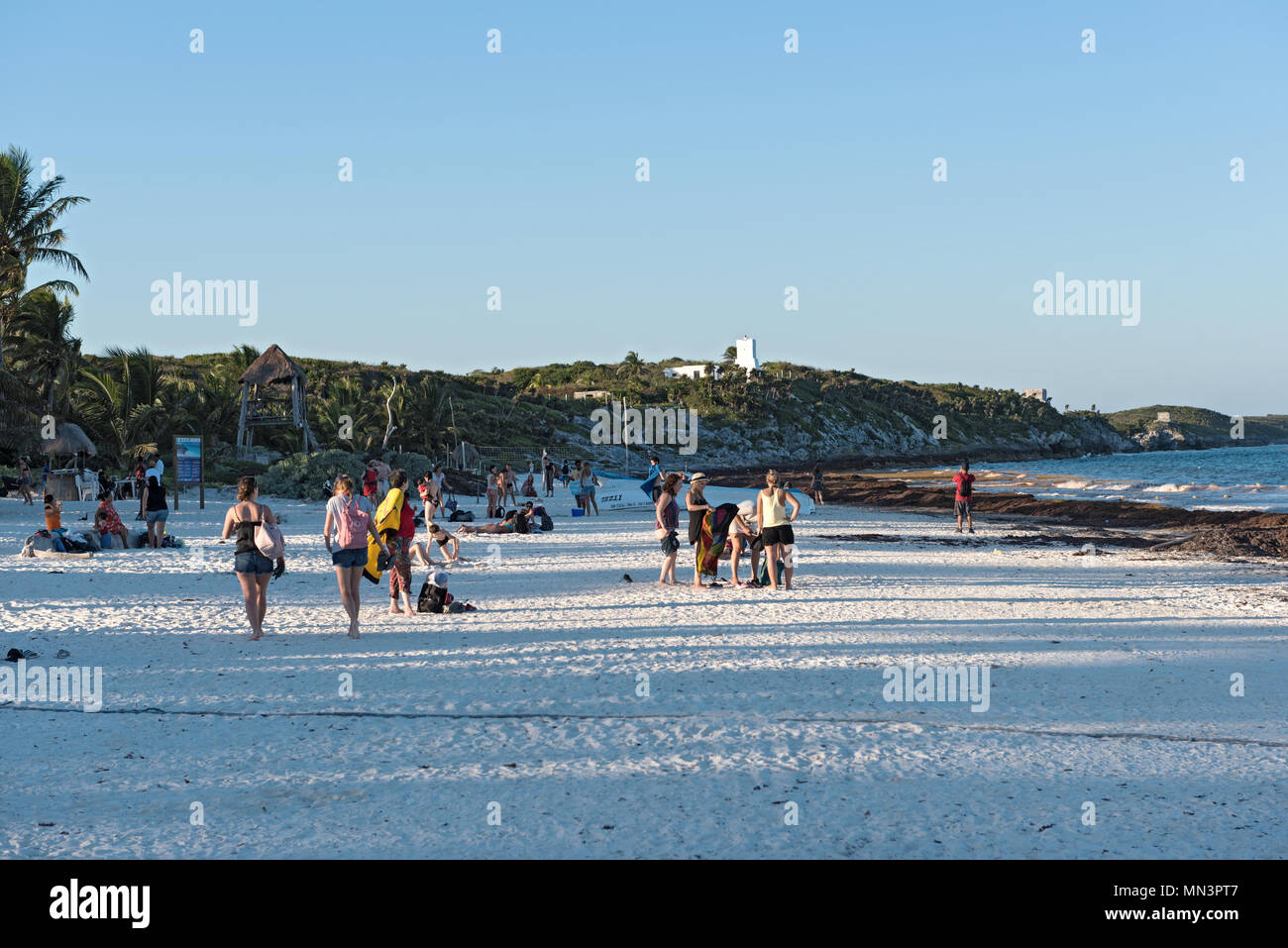 Die badegäste auf wunderschönen karibischen Sandstrand in der Nähe der Ruinen von schönen, Mexiko Stockfoto