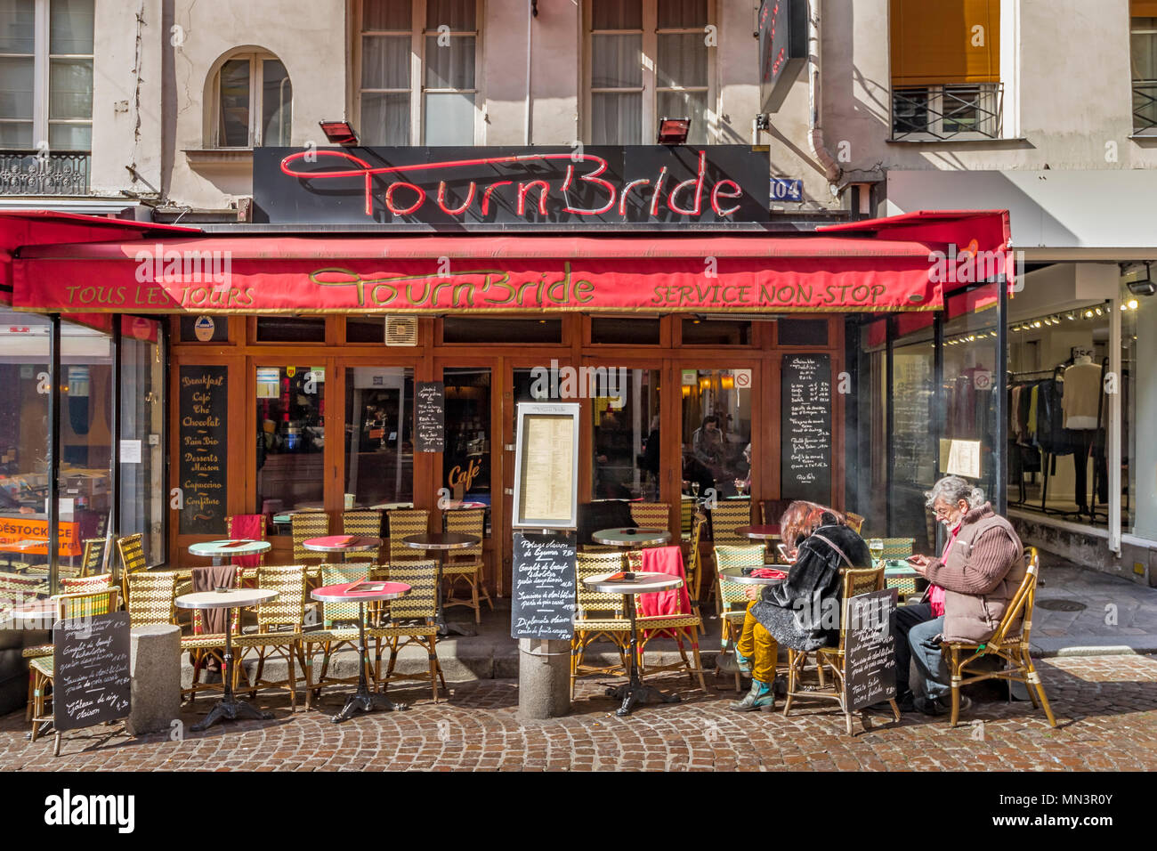 Ein paar draußen sitzen TournBride auf der Rue Mouffetard zu Mittag essen, Paris, Frankreich Stockfoto