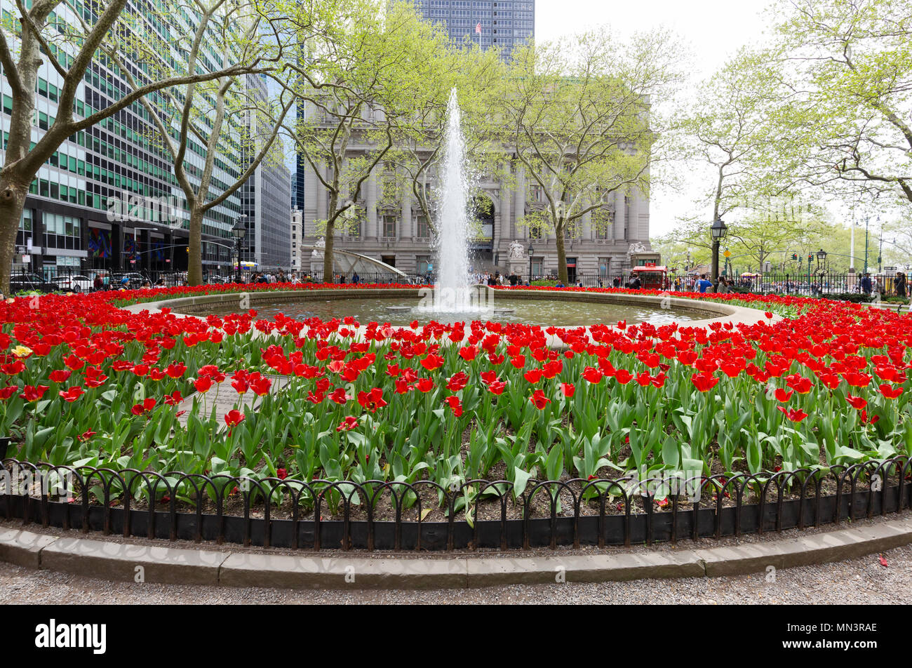 Bowling Green Park, mit Blumen und Brunnen, Downtown New York City, USA Stockfoto